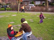 Hee, daar zijn Jelle en Ylse ook in de speeltuin